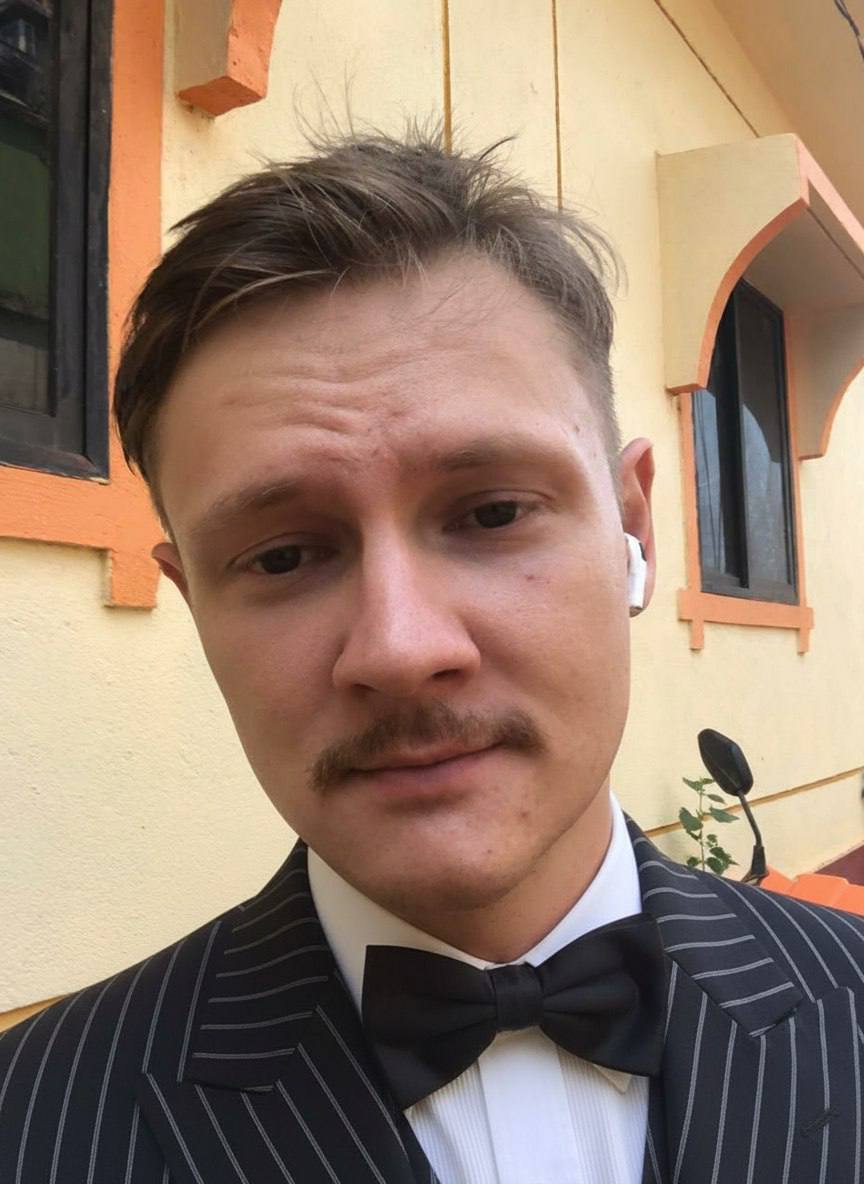 Сделал свой ИИ фотошоп прямо в телеграм.
Посмотрите, как держит лицо и все остальные детали.
Сравните с результатом от ChatGPT (пост выше) и почувствуйте разницу.
Показать еще примеры? | Сетка — социальная сеть от hh.ru