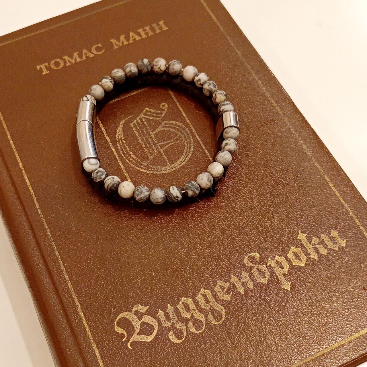 Книга, которая вернула мне вкус к чтению классической глубокой литературы.
Не по содержанию - что это какое-то удивительное произведение, которое меня поразило | Сетка — социальная сеть от hh.ru