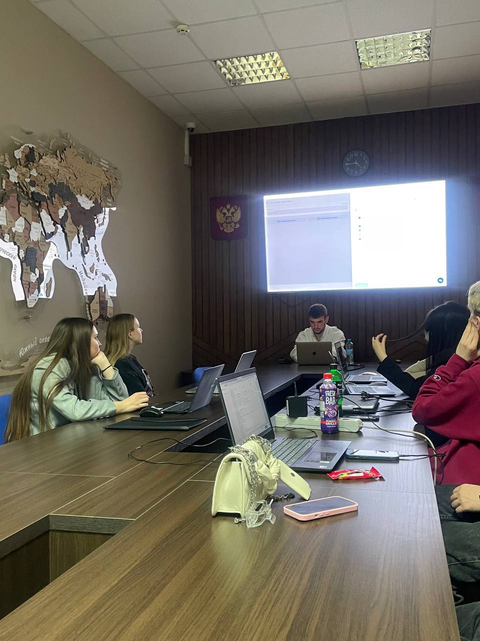 Когда студенты — твои бывшие одноклассники
Уже второй раз получаю приглашение в РЭУ им. Плеханова как таргетолог. В прошлом году приглашали как сотрудника агентства, а теперь — уже лично | Сетка — социальная сеть от hh.ru
