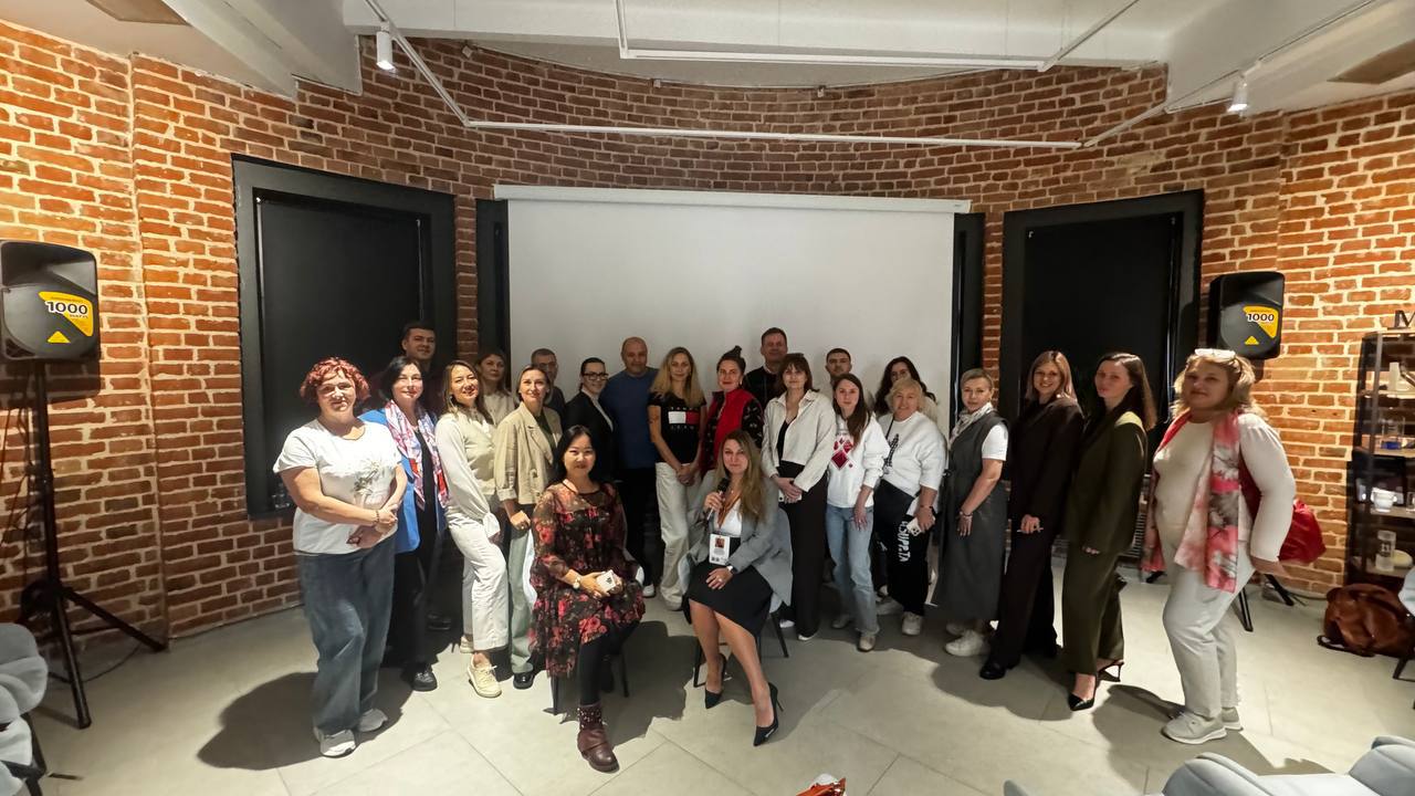 Полный зал, новые соцсети, и вопросы с огнём в глазах
Вчера в рамках TrendAgent в Москве я провела живую встречу для риэлторов и маркетологов.
Зал был полон | Сетка — социальная сеть от hh.ru