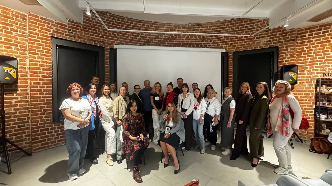 Полный зал, новые соцсети, и вопросы с огнём в глазах
Вчера в рамках TrendAgent в Москве я провела живую встречу для риэлторов и маркетологов.
Зал был полон | Сетка — социальная сеть от hh.ru