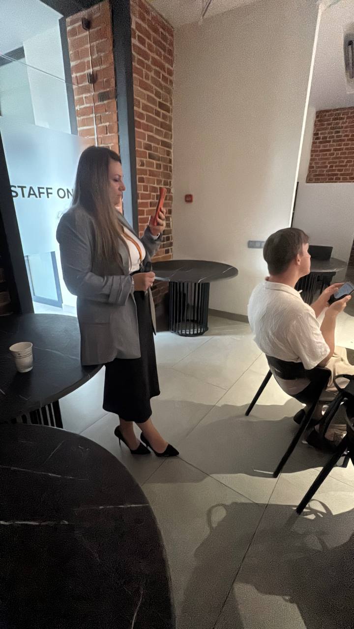 Полный зал, новые соцсети, и вопросы с огнём в глазах
Вчера в рамках TrendAgent в Москве я провела живую встречу для риэлторов и маркетологов.
Зал был полон | Сетка — социальная сеть от hh.ru