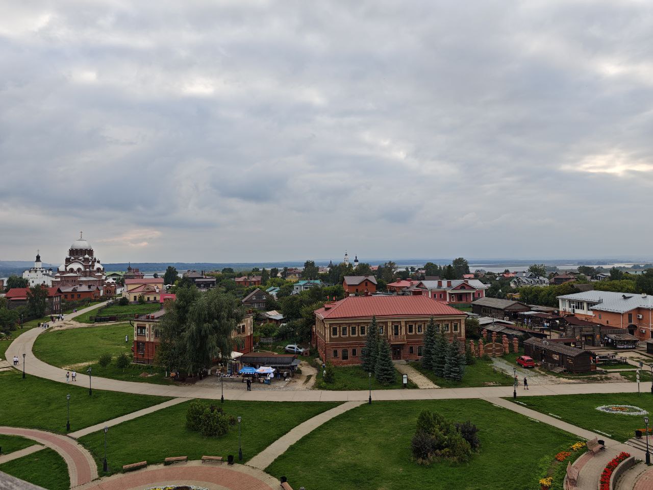 Невероятно захватывающая история города-острова Свияжск, куда мы вчера приплыли, внезапно напомнила старую цитату

Everybody has a testing environment | Сетка — социальная сеть от hh.ru