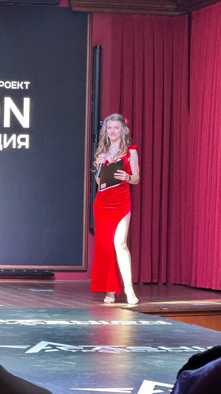 На красивых мероприятиях всегда красивые ведущие. 💃🏻
Только посмотрите , всё замечательно😍…
кроме одной маленькой детали | Сетка — социальная сеть от hh.ru