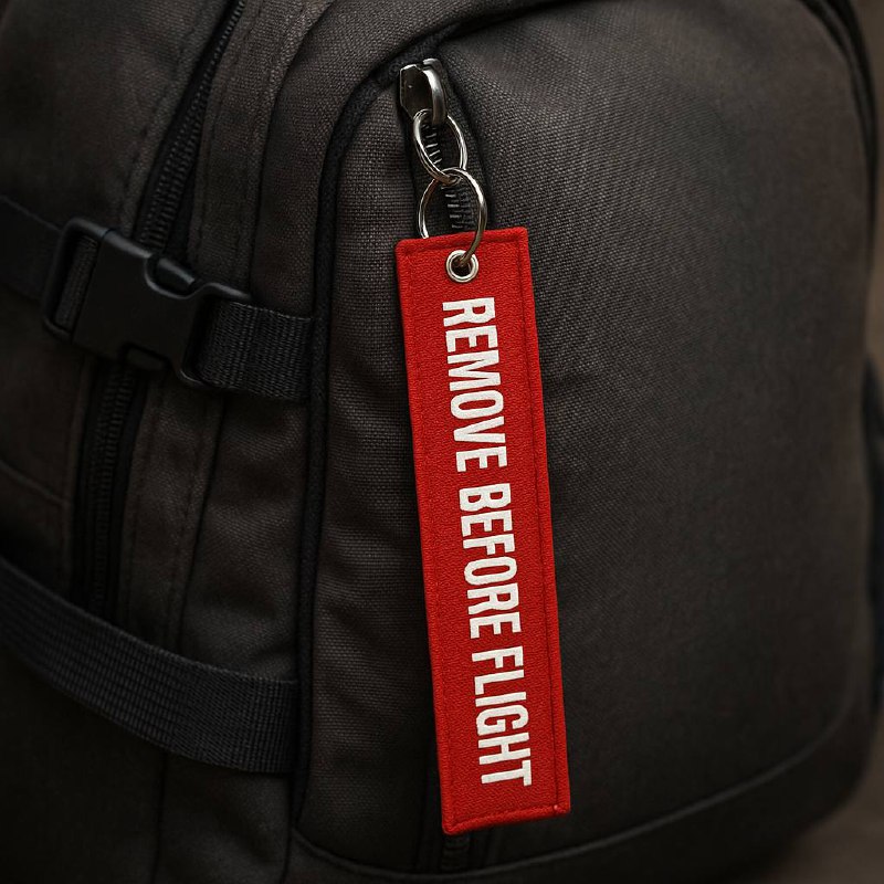 ✂️ Ремувка: бирка, которая улетела из авиации в стритстайл
Бирка Remove before flight родилась в ангарах. Ее цепляли на чехлы и предохранители самолетов: чтобы пилот не взлетел с закрытым датчиком | Сетка — социальная сеть от hh.ru