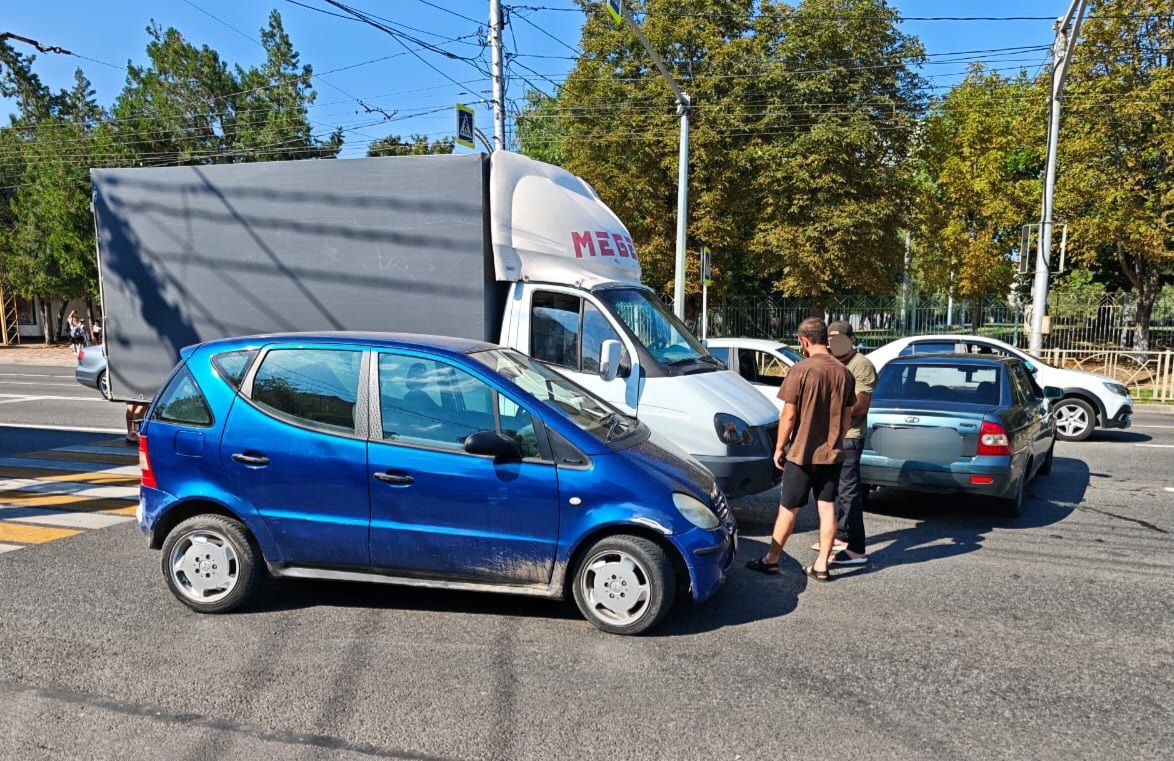 🚗Два последовательных ДТП стали причиной затора на ул. Шпаковской в Ставрополе.
Сначала столкнулись легковые автомобили, а чуть позже — грузовая «Газель» с иномаркой. Пострадавших нет | Сетка — социальная сеть от hh.ru
