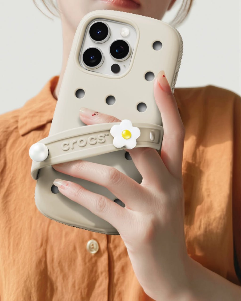 Crocs выпустили ОФИЦИАЛЬНЫЕ чехлы для iPhone — на них можно цеплять джиббитсы и регулировать ремешок под пальцы.
Пока имба доступна только в Южной Корее.
Срочно ждем у нас 😍 | Сетка — социальная сеть от hh.ru