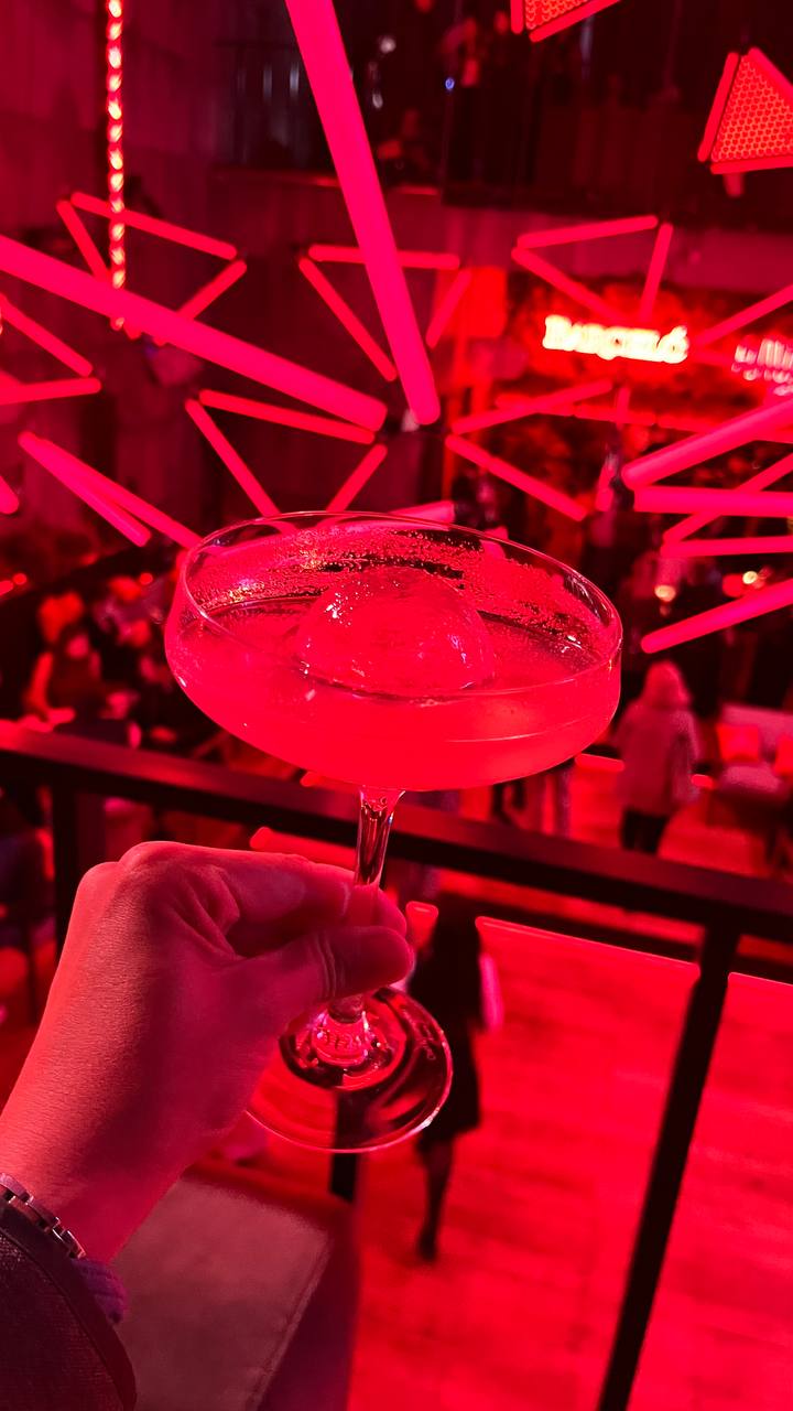 Королевские истории
Бокал-купе (Coupe Champagne) - это тот самый знаменитый бокал в форме широкой чаши на высокой ножке, который мы часто видим в старых фильмах и на изображениях светских вечеринок | Сетка — социальная сеть от hh.ru