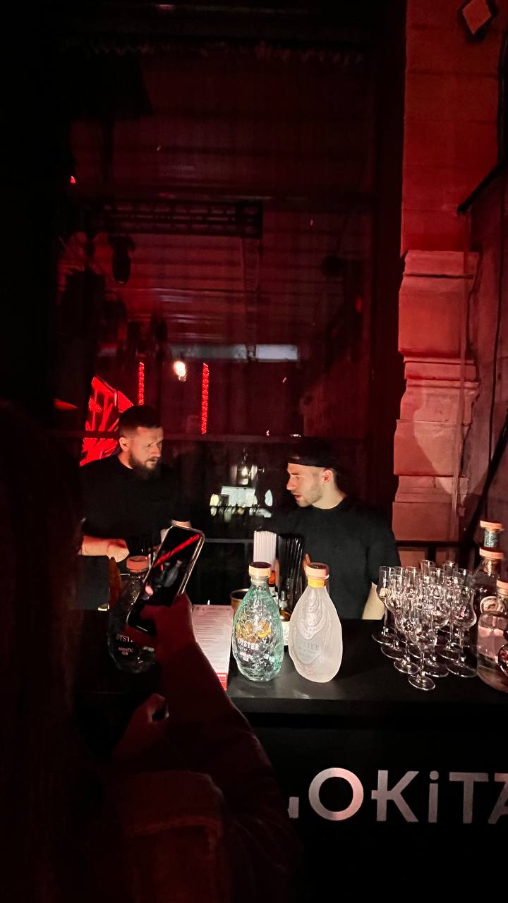 Королевские истории
Бокал-купе (Coupe Champagne) - это тот самый знаменитый бокал в форме широкой чаши на высокой ножке, который мы часто видим в старых фильмах и на изображениях светских вечеринок | Сетка — социальная сеть от hh.ru
