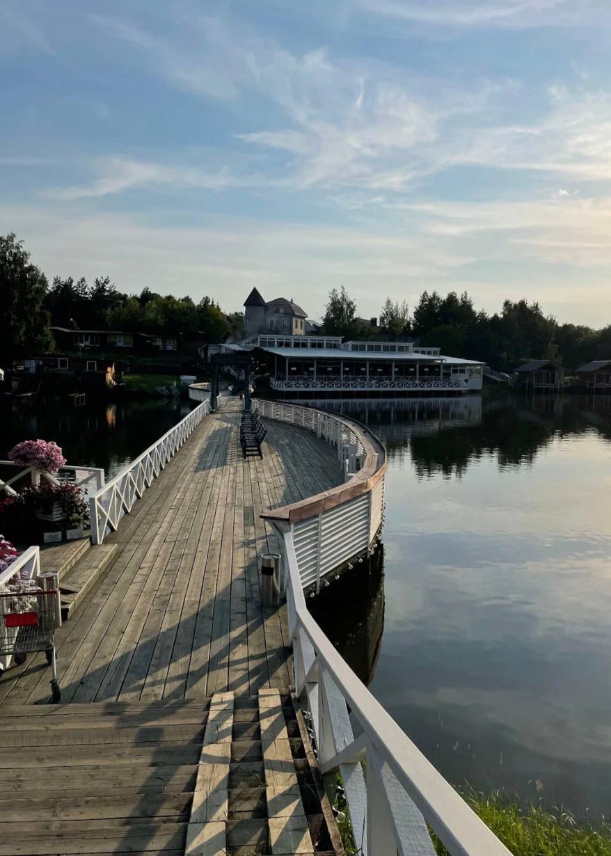 Невероятное место в Подмосковье😍
На берегу речки стоят крошечные домики в голландском стиле и настоящая ветряная мельница. Рядом — контактный зоопарк с кроликами, пони и павлинами
📍ул. Заречная, 26, с | Сетка — социальная сеть от hh.ru