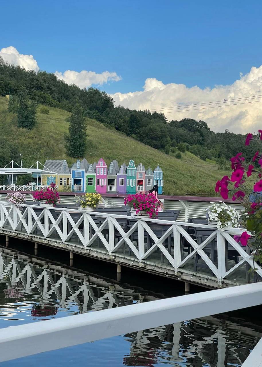 Невероятное место в Подмосковье😍
На берегу речки стоят крошечные домики в голландском стиле и настоящая ветряная мельница. Рядом — контактный зоопарк с кроликами, пони и павлинами
📍ул. Заречная, 26, с | Сетка — социальная сеть от hh.ru