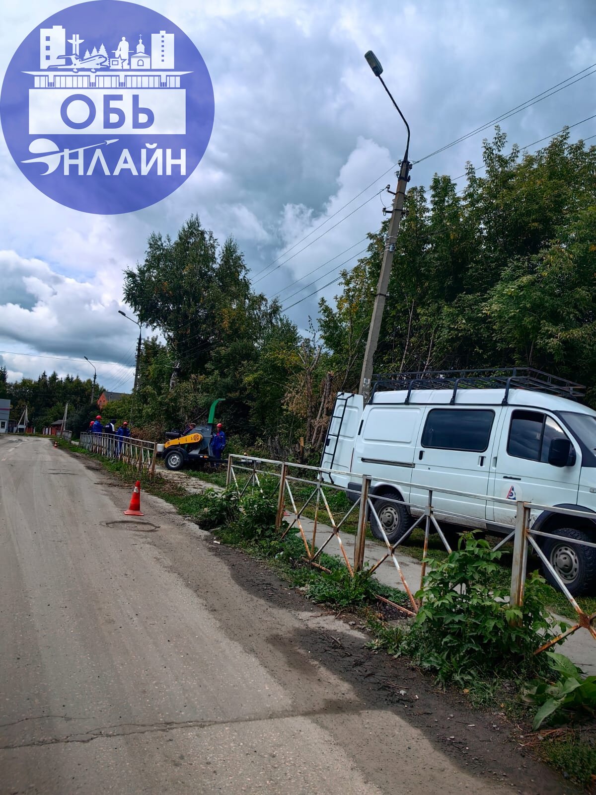 ↗ Пилят ветки по ул. Шевченко и сразу измельчают. Хоть и первый раз за лето, но все равно очень приятно видеть 😉
Когда элементарное делают раз в год, кажется чем то сверхъестественным
vk | Сетка — социальная сеть от hh.ru