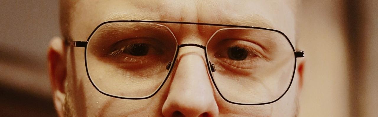 А не тупой ли это вопрос? — да плевать
Один фаундер, с опытом в маркетинге, рассказывал, как нанимал себе маркетолога. И вроде сам шарит: и воронки видел, и креативы тестировал, и метки умеет ставить | Сетка — социальная сеть от hh.ru