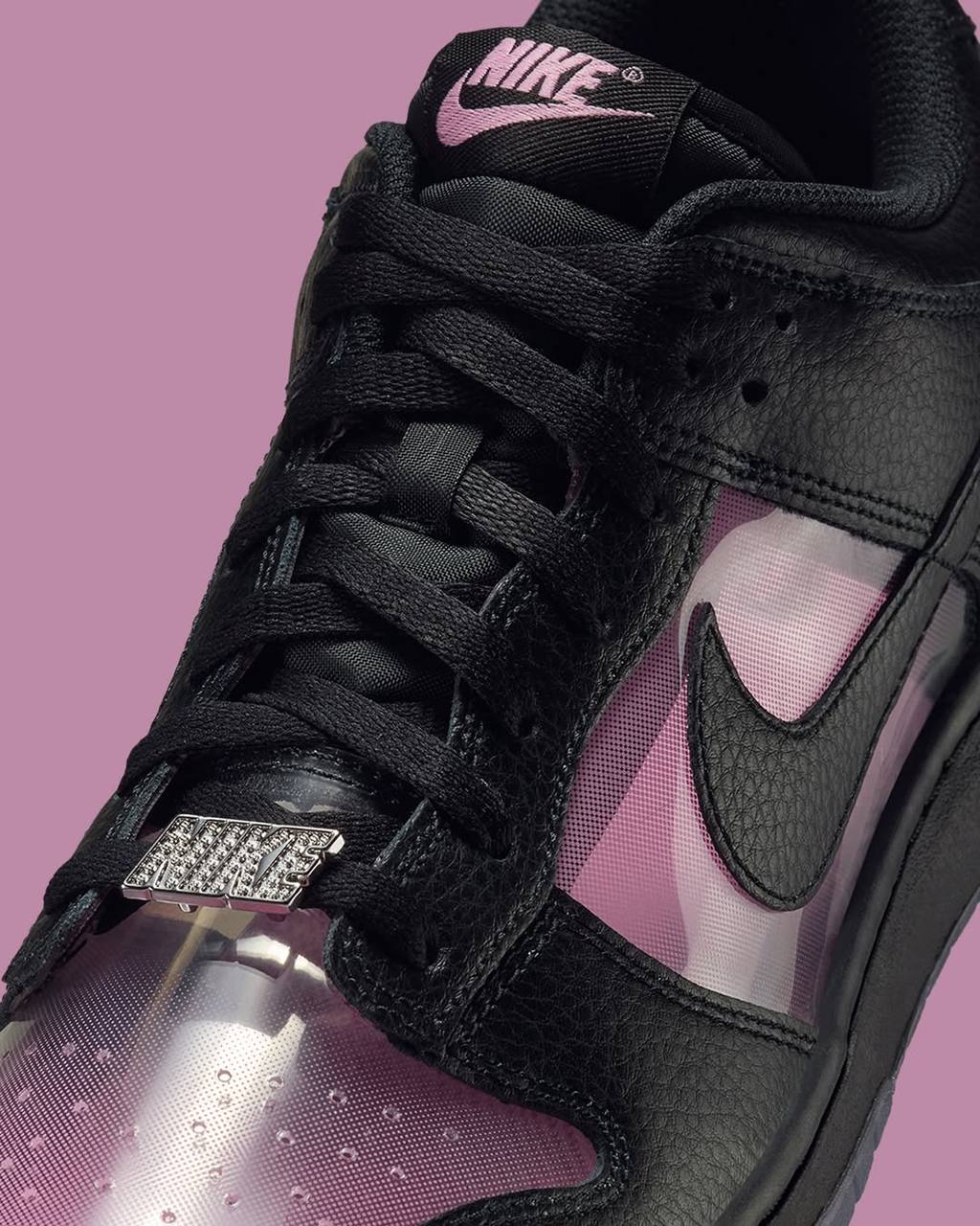 Прикол, Nike дропнул серию прозрачных кроссовок Dunk Low, посвященных Невидимой Леди из Фантастической четверти. Прайс — 135 долларов (10,7 тысяч рублей), дроп — 11 сентября.
Стиль 😍 | Сетка — социальная сеть от hh.ru