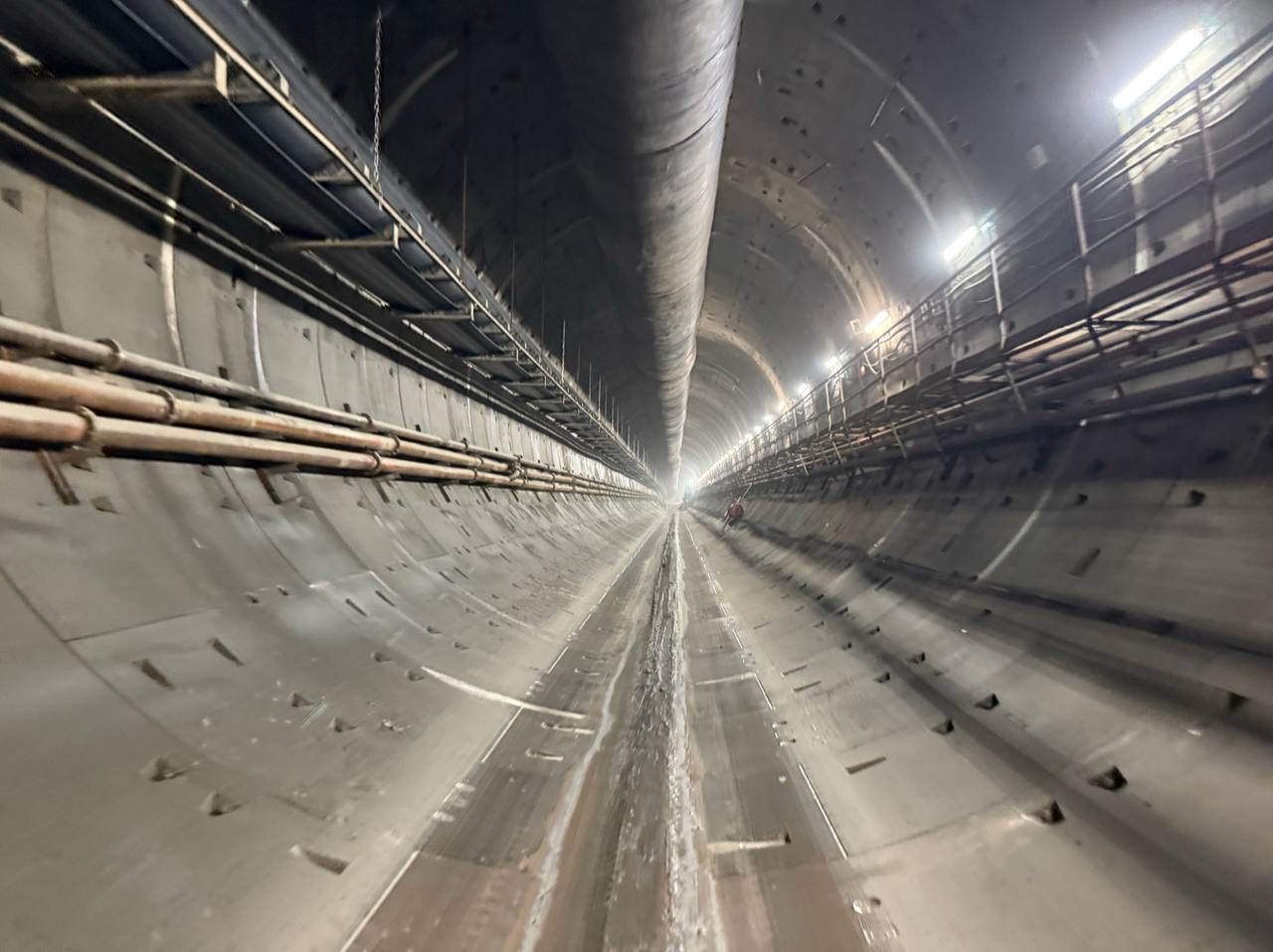 🚇 Метро в каменке: осталось чуть-чуть!
⚡️До станции «Каменка» проходческому щиту «Надежда» осталось всего около 650 метров.
Для понимания: ТПМК уже прошёл 1700 колец из 2507 | Сетка — социальная сеть от hh.ru