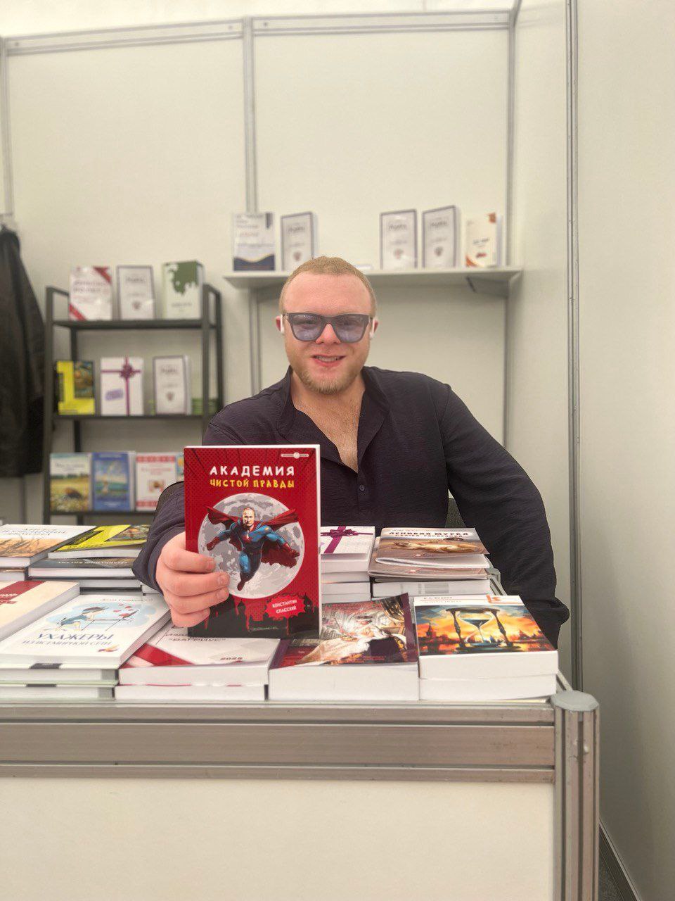 Вот такие мы симпатули.
Лидером продаж стала книга Спасского «Академия чистой правды». Также, взяли уже Лызинского «Афанасия Бровкина» и «Лучший подарок» Чертовских | Сетка — социальная сеть от hh.ru