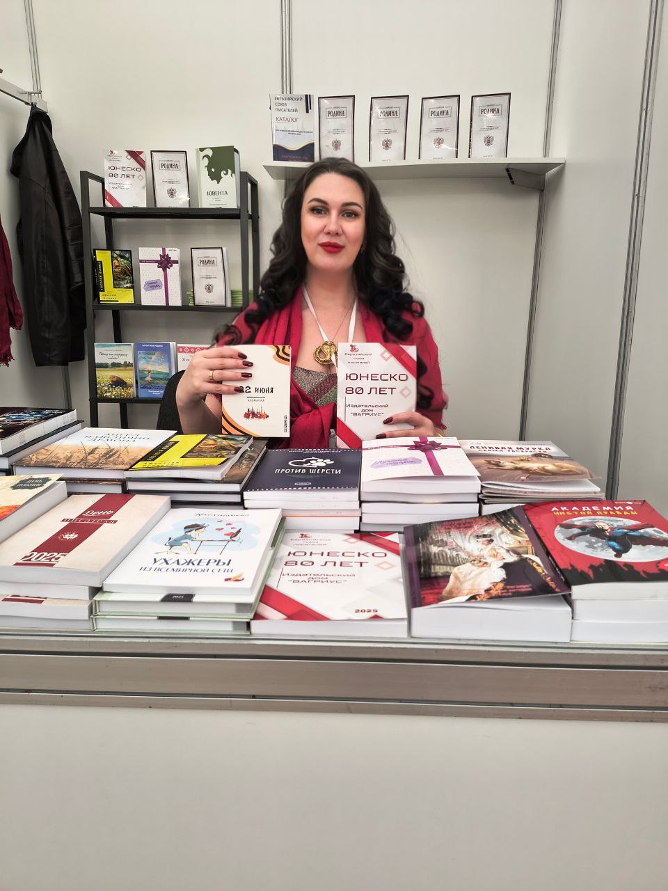 Вот такие мы симпатули.
Лидером продаж стала книга Спасского «Академия чистой правды». Также, взяли уже Лызинского «Афанасия Бровкина» и «Лучший подарок» Чертовских | Сетка — социальная сеть от hh.ru