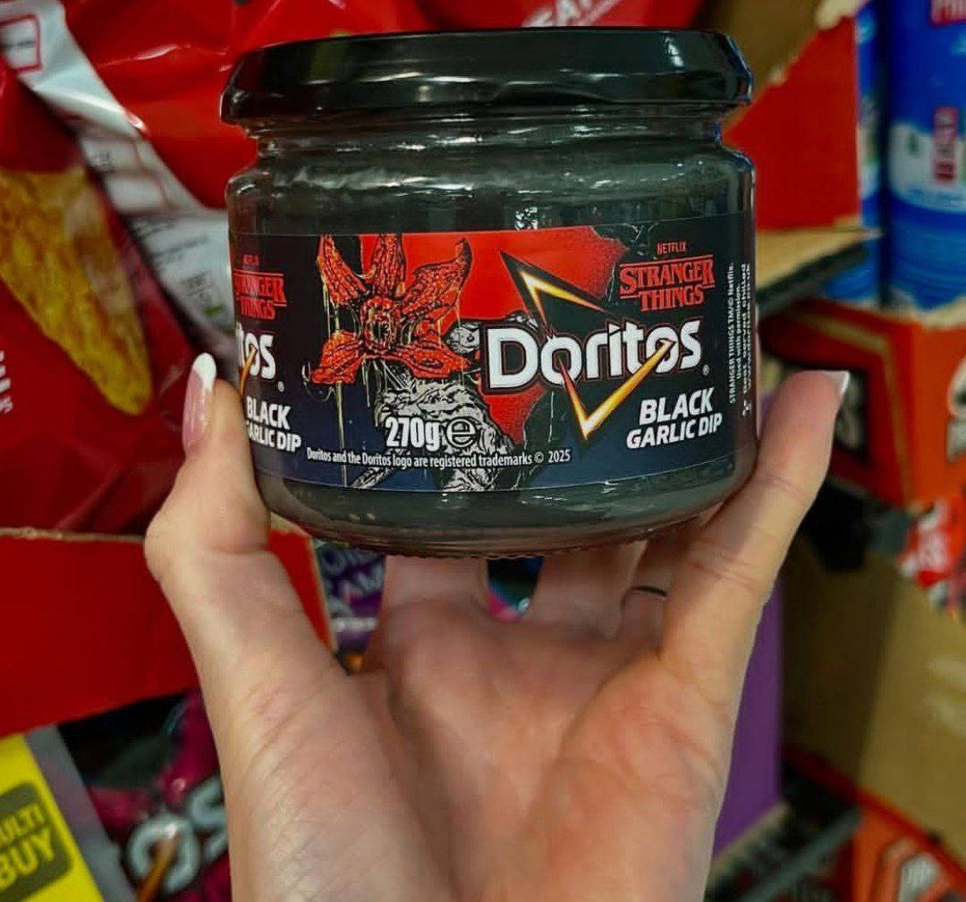 О, прикол, у Doritos продается соус для макания начосов в коллабе с Очень странными делами. Цвет — черный, вкус — адский чесночный.
Под просмотр премьеры зайдет идеально | Сетка — социальная сеть от hh.ru