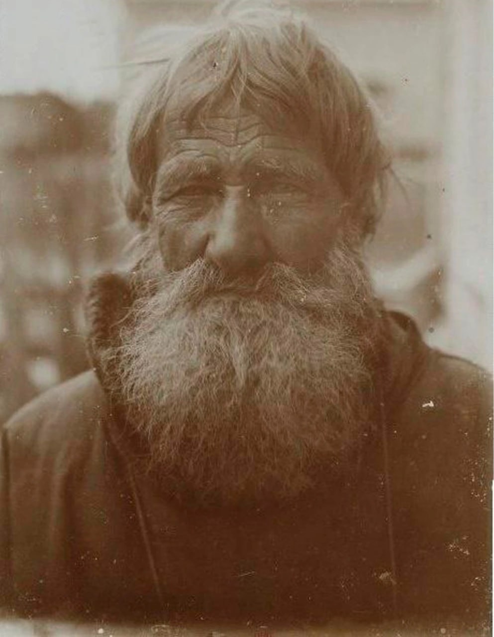 Представьте, сколько историй хранят старые фотографии! Иногда они выцветают, покрываются царапинами и пятнами... Но это не значит, что их нужно забыть | Сетка — социальная сеть от hh.ru