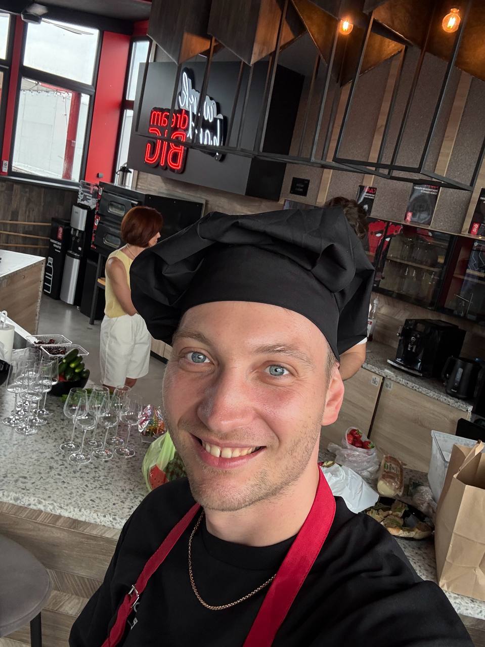 Вечеринка на крыше
🏭 После экскурсии мы поднялись на крышу завода. ⠀
🔴Там — целое пространство: огромная кухня, открытая веранда, сцена и даже тренажерный зал с сауной, душевой и массажным креслом | Сетка — социальная сеть от hh.ru