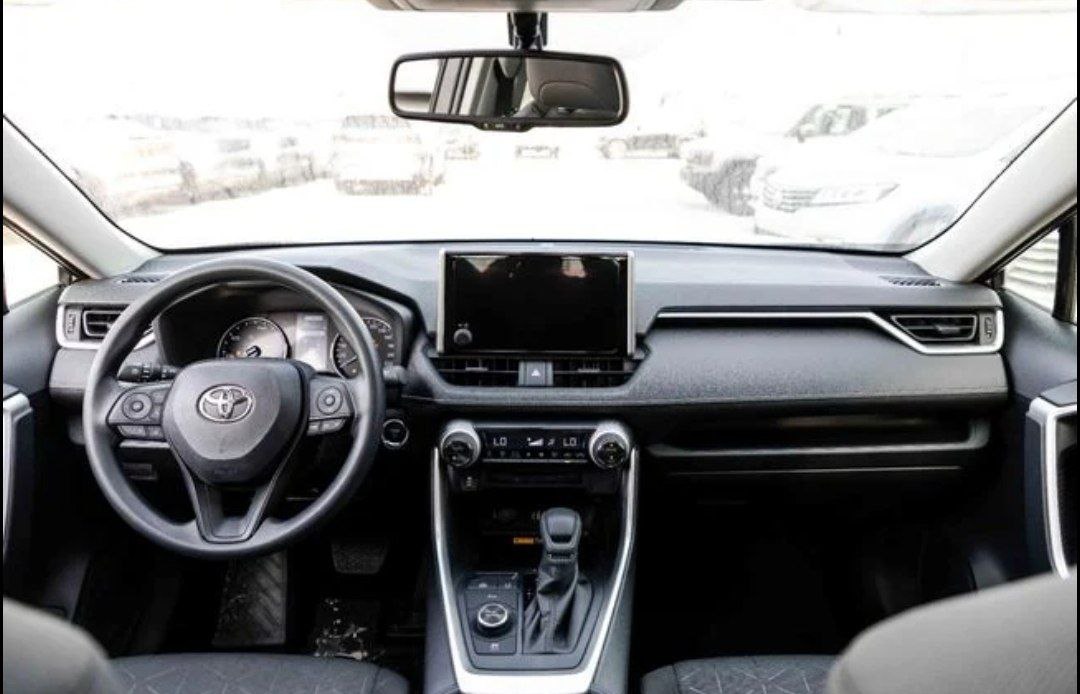 ❤️ Лидер среднебюджетных кроссоверов в нашей стране — Toyota RAV-4
Пробег —  10 км
Год выпуска — 2024
Двигатель — бензин 2.0 л, 149 л | Сетка — социальная сеть от hh.ru