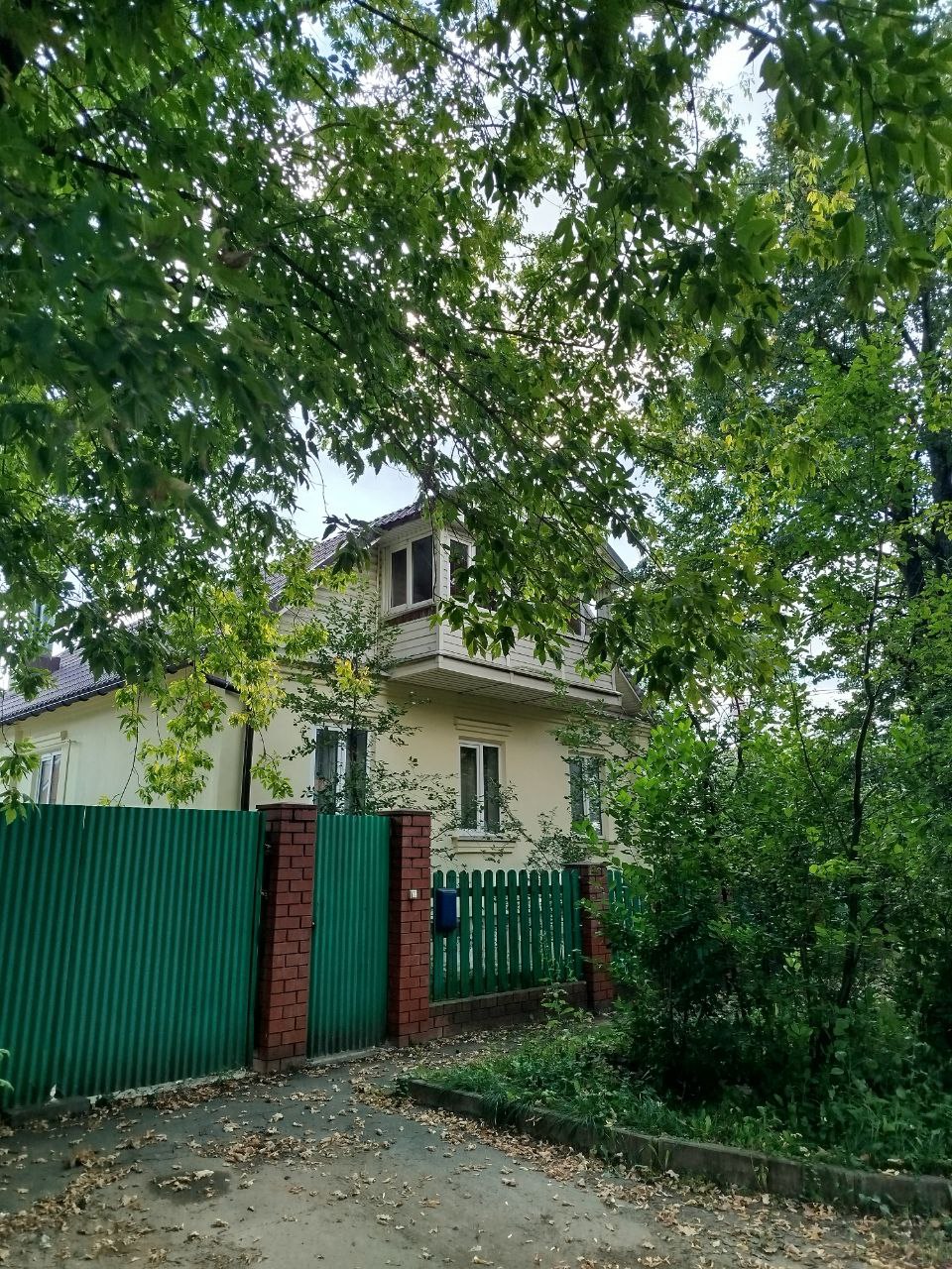 Столько раз проходила этот дом и наконец сфоткала. Чем-то зацепил, хотя рядом есть и другие красивые дома.
А вы замечаете красоту вокруг или все время спешите? | Сетка — социальная сеть от hh.ru