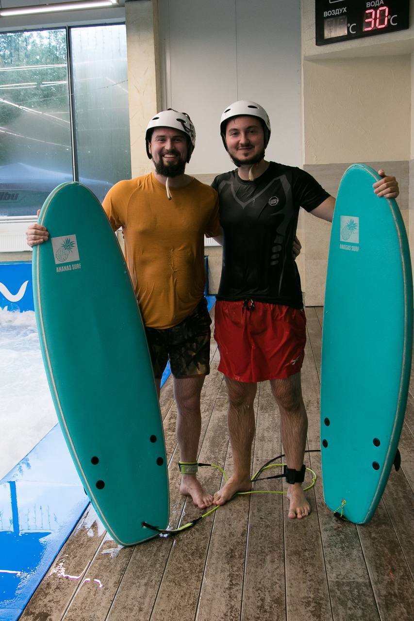 Ваш покорный слуга пробует оседлать волну 🏄‍♂️
Несколько лет назад друзья подарили сертификат на разный вид серфинга | Сетка — социальная сеть от hh.ru