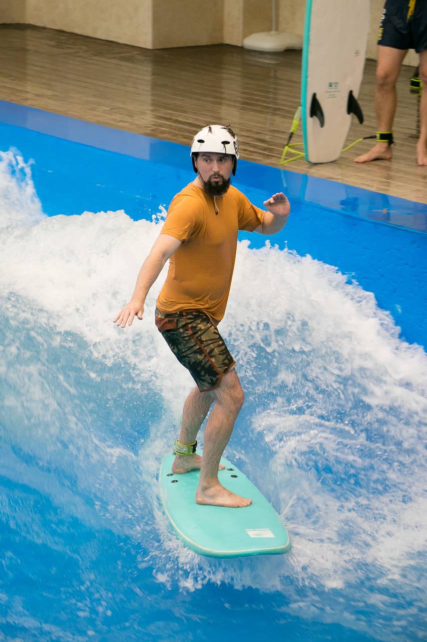Ваш покорный слуга пробует оседлать волну 🏄‍♂️
Несколько лет назад друзья подарили сертификат на разный вид серфинга | Сетка — социальная сеть от hh.ru