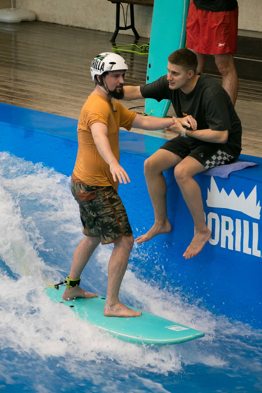Ваш покорный слуга пробует оседлать волну 🏄‍♂️
Несколько лет назад друзья подарили сертификат на разный вид серфинга | Сетка — социальная сеть от hh.ru