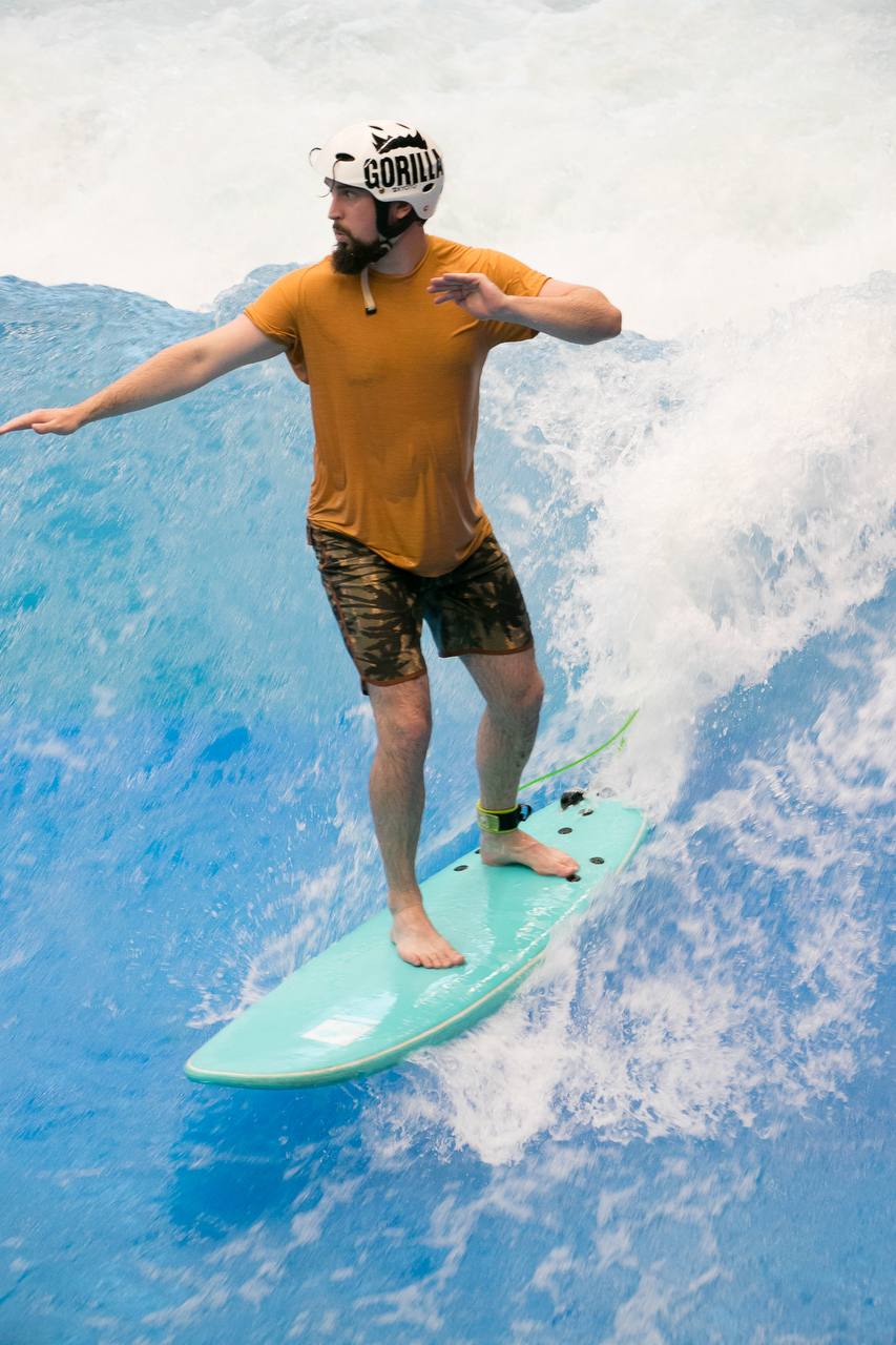 Ваш покорный слуга пробует оседлать волну 🏄‍♂️
Несколько лет назад друзья подарили сертификат на разный вид серфинга | Сетка — социальная сеть от hh.ru