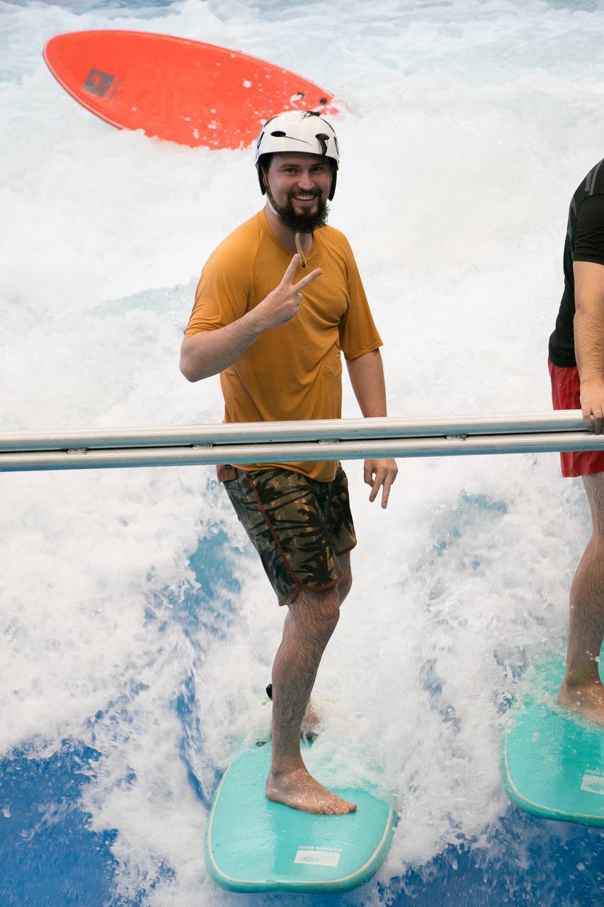 Ваш покорный слуга пробует оседлать волну 🏄‍♂️
Несколько лет назад друзья подарили сертификат на разный вид серфинга | Сетка — социальная сеть от hh.ru