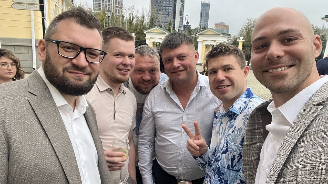 Выходные прошли замечательно, вновь надел костюм, еще одна свадьба друзей. В последнее время очень много всяких праздников | Сетка — социальная сеть от hh.ru