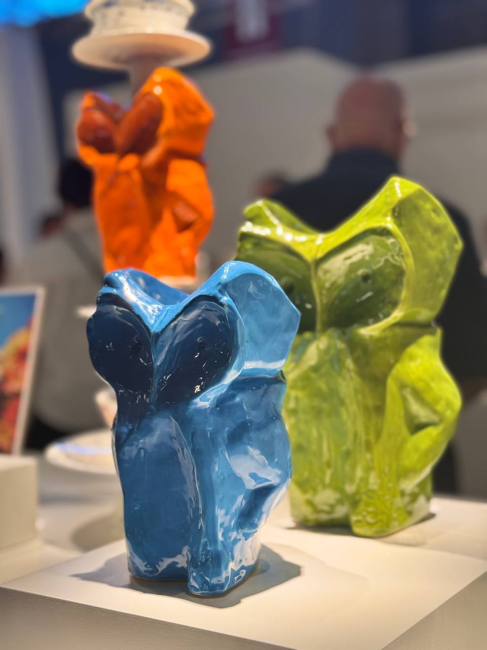 Maison&Objet показывает: интерьер перестаёт быть только «красивым» — он становится эмоциональным, живым и ироничным. Остаются акценты на цвет, смелую форму, игру и эмоциональность.
roomers | Сетка — социальная сеть от hh.ru