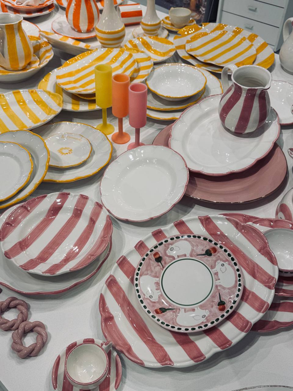 Maison&Objet показывает: интерьер перестаёт быть только «красивым» — он становится эмоциональным, живым и ироничным. Остаются акценты на цвет, смелую форму, игру и эмоциональность.
roomers | Сетка — социальная сеть от hh.ru