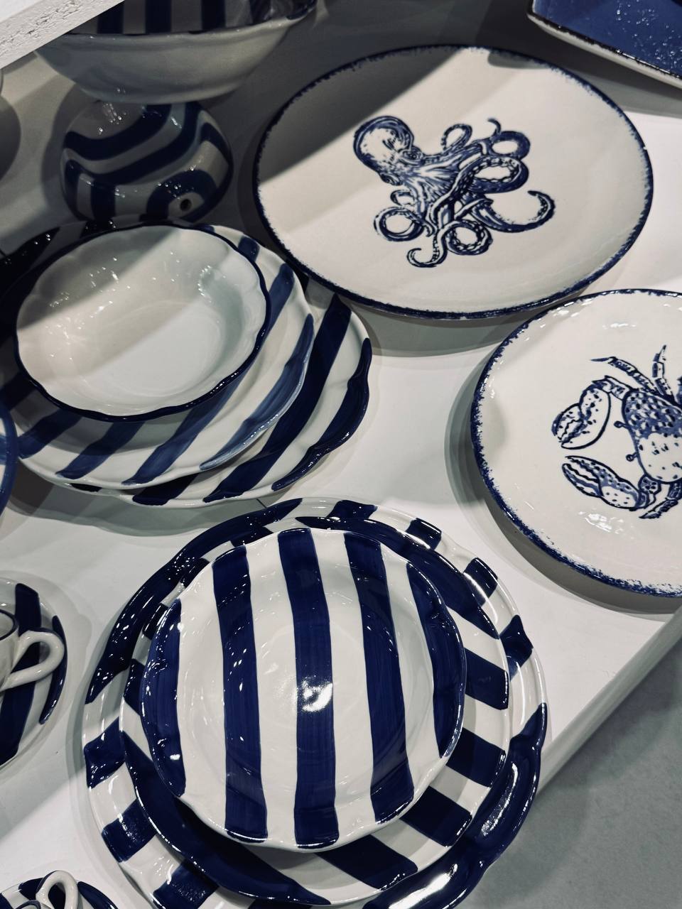 Maison&Objet показывает: интерьер перестаёт быть только «красивым» — он становится эмоциональным, живым и ироничным. Остаются акценты на цвет, смелую форму, игру и эмоциональность.
roomers | Сетка — социальная сеть от hh.ru