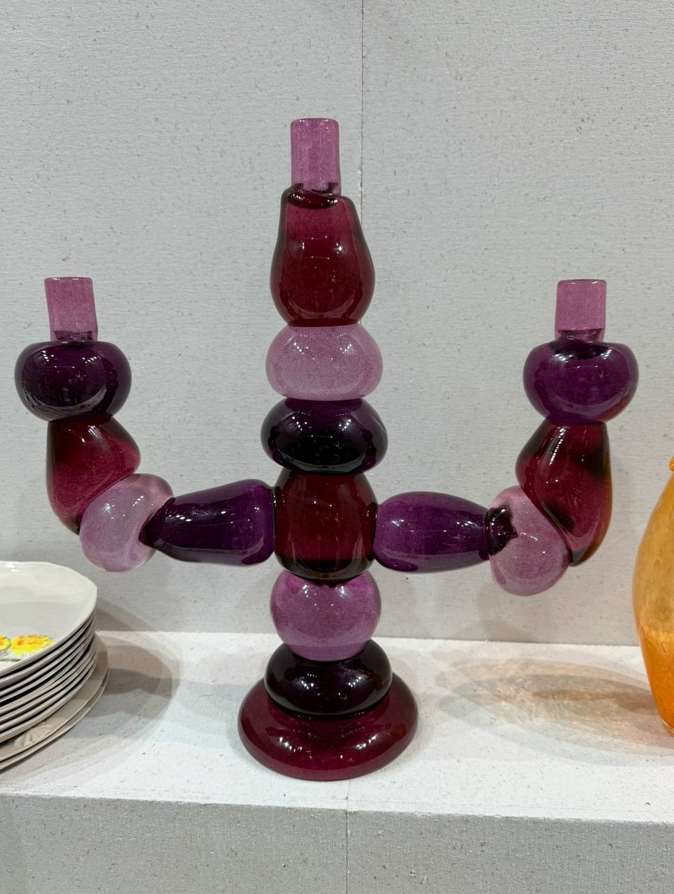 Maison&Objet показывает: интерьер перестаёт быть только «красивым» — он становится эмоциональным, живым и ироничным. Остаются акценты на цвет, смелую форму, игру и эмоциональность.
roomers | Сетка — социальная сеть от hh.ru