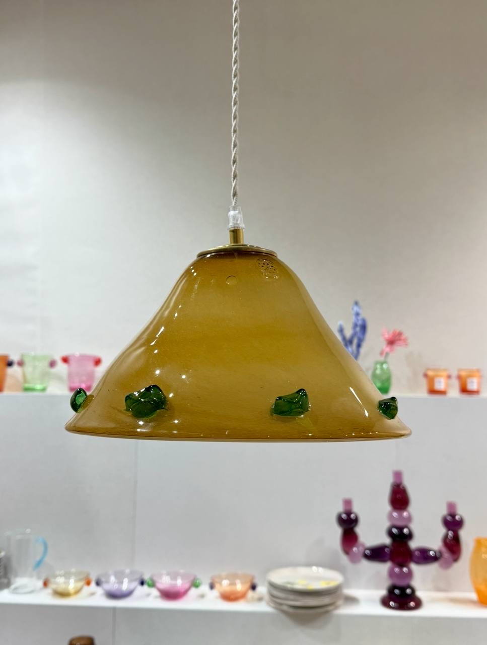 Maison&Objet показывает: интерьер перестаёт быть только «красивым» — он становится эмоциональным, живым и ироничным. Остаются акценты на цвет, смелую форму, игру и эмоциональность.
roomers | Сетка — социальная сеть от hh.ru