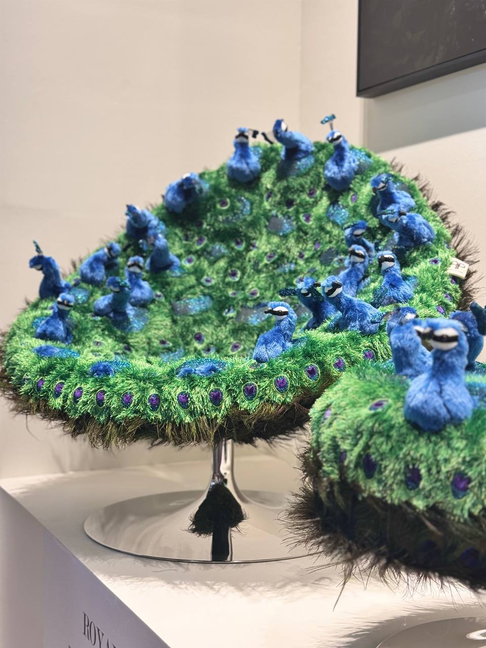 Maison&Objet показывает: интерьер перестаёт быть только «красивым» — он становится эмоциональным, живым и ироничным. Остаются акценты на цвет, смелую форму, игру и эмоциональность.
roomers | Сетка — социальная сеть от hh.ru