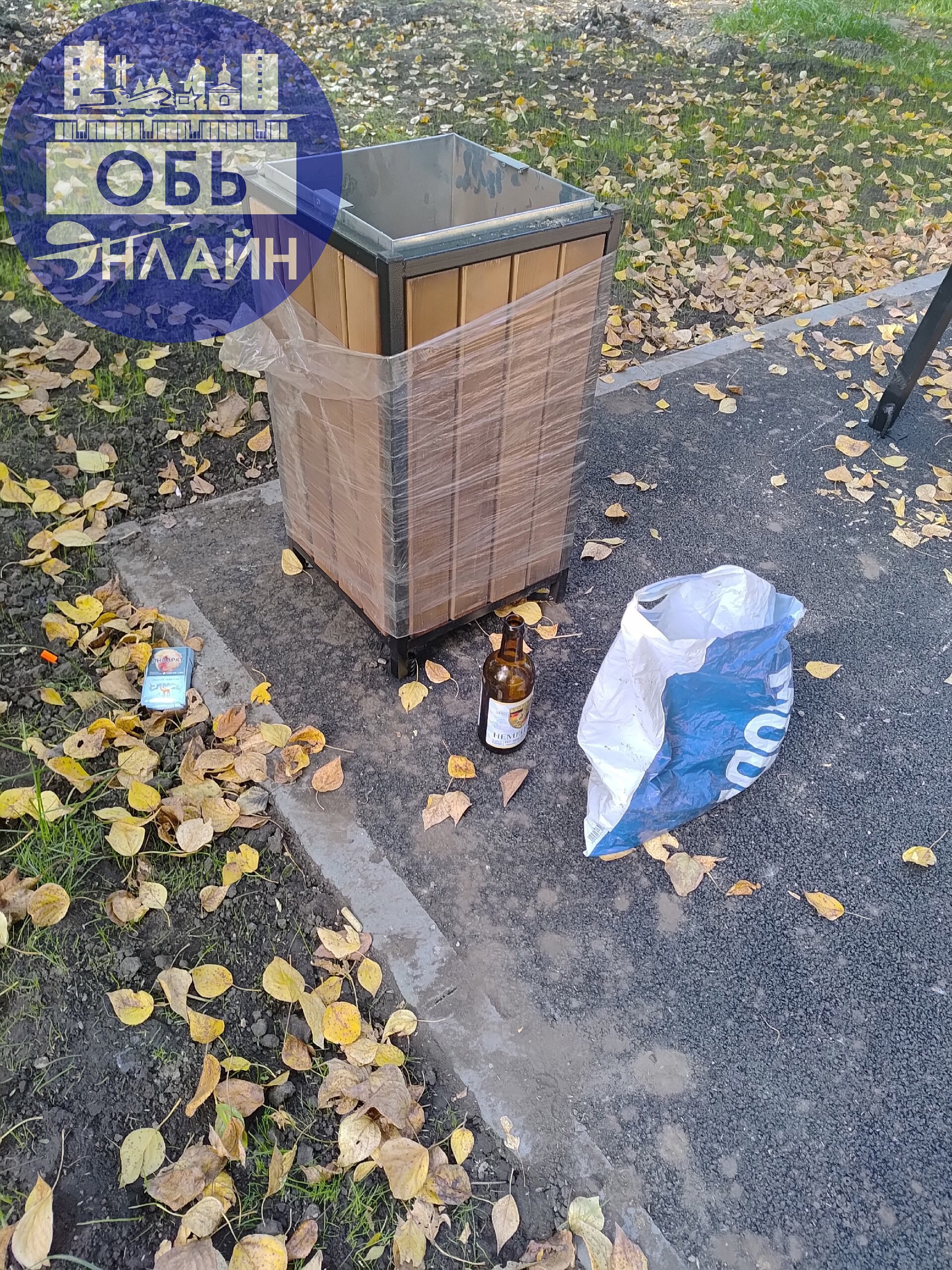 ↗ За 123 домом, Только вчера установили эту лавку и урну. Мало того она там нафиг не нужна людям под окнами. Так вот не прошло и суток, как тут мусор появился, Рядом бл-ть, УРНА стоит, но мусор рядом | Сетка — социальная сеть от hh.ru