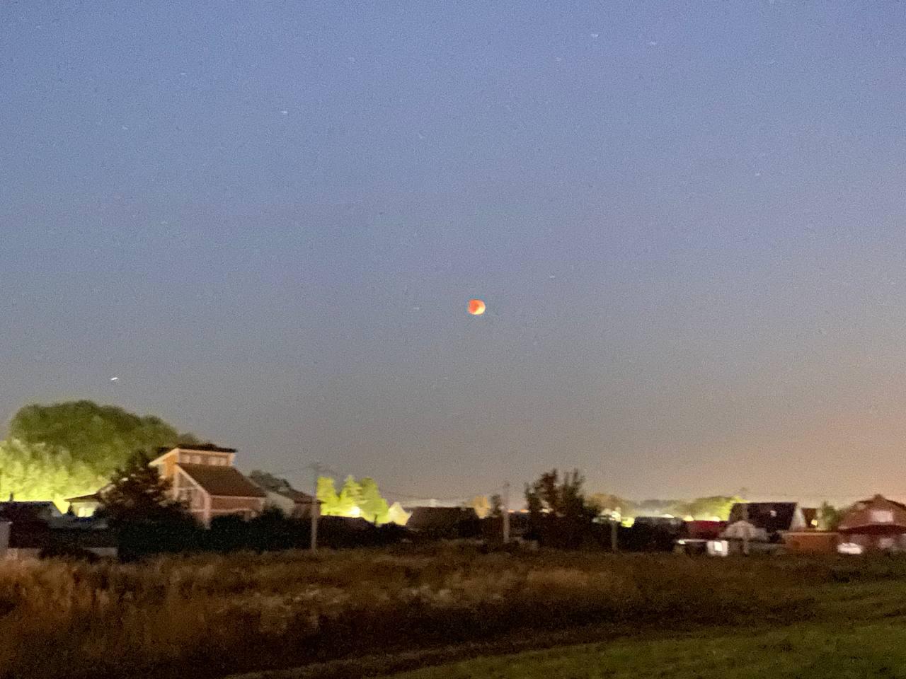 Всем привет!
Сегодня совершенно не подготовился, потому что пытался сфотографировать вчерашнее лунное затмение на телефон | Сетка — социальная сеть от hh.ru