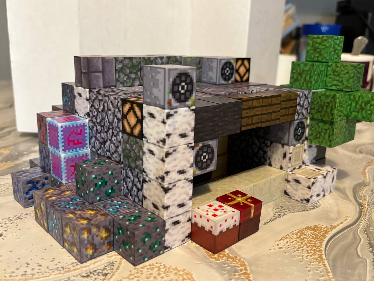 Мастерская/гараж с деревом
📦 180 кубиков в наборе
💸 Цена набора 1440р | Сетка — социальная сеть от hh.ru