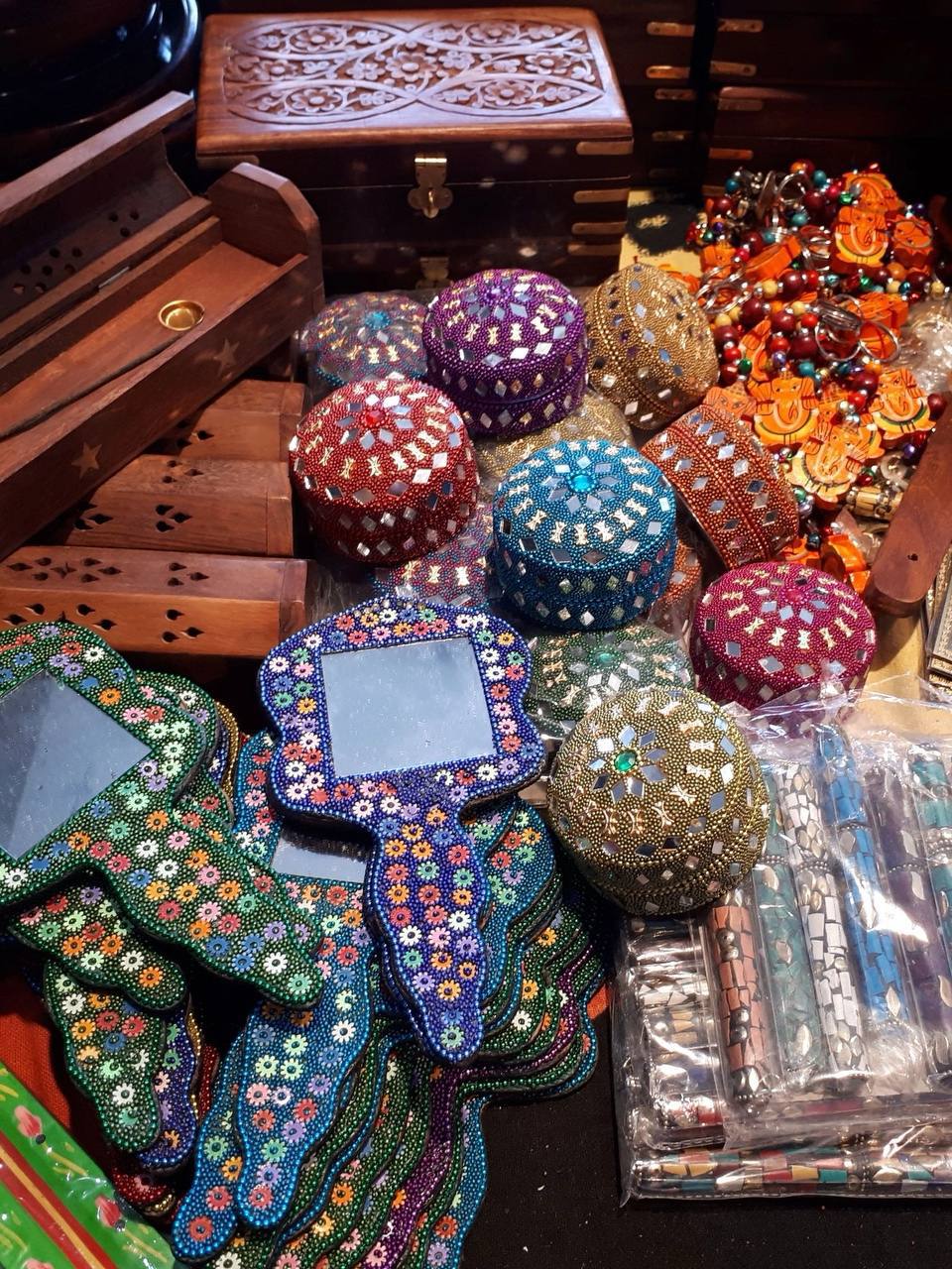 🛍️Традиционный фестиваль Delhi Базар
12-14 сентября 12:00-20:00
Гостей мероприятия ждет масштабный индийский маркет, где можно будет найти украшения, благовония, сувениры, продукты и многое другое
Так... | Сетка — социальная сеть от hh.ru