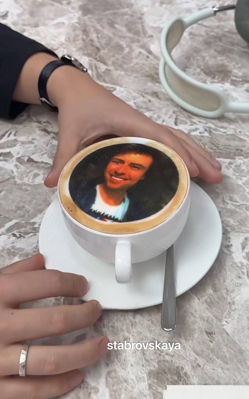 Смотрите какую идею придумали в одной московской кофейне ☕️
Рисуют прям на кофе вот такие мемы | Сетка — социальная сеть от hh.ru