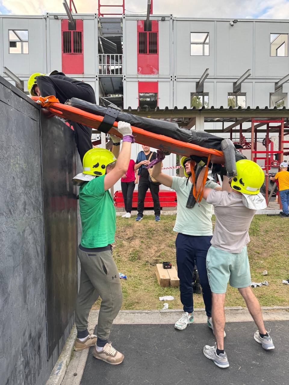 В минувшие выходные 👷‍♂молодые специалисты Мосводоканала приняли участие в 🔥«Огневой полосе» на тренировочном полигоне Департамента ГОЧСиПБ | Сетка — социальная сеть от hh.ru