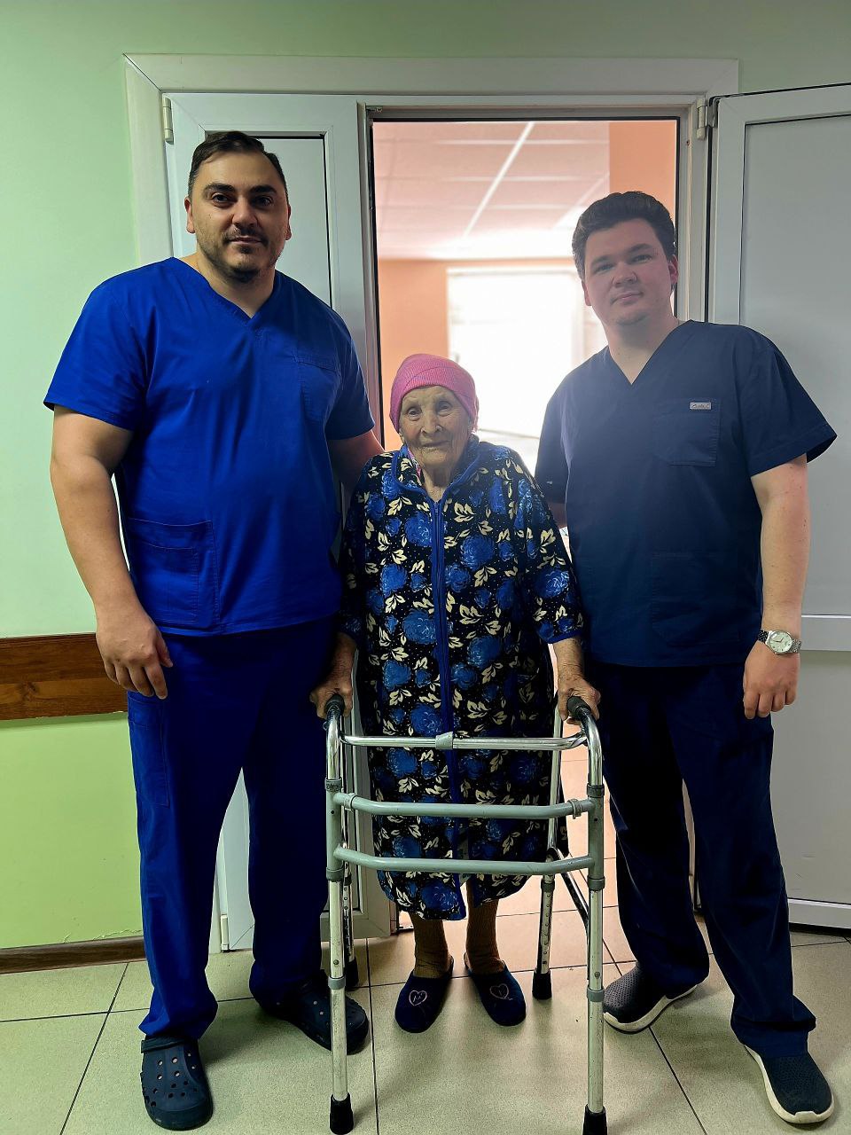 96-летнюю бабушку поставили на ноги ессентукские врачи
После падения у неё был сложный перелом шейки бедра со смещением, состояние — тяжёлое | Сетка — социальная сеть от hh.ru