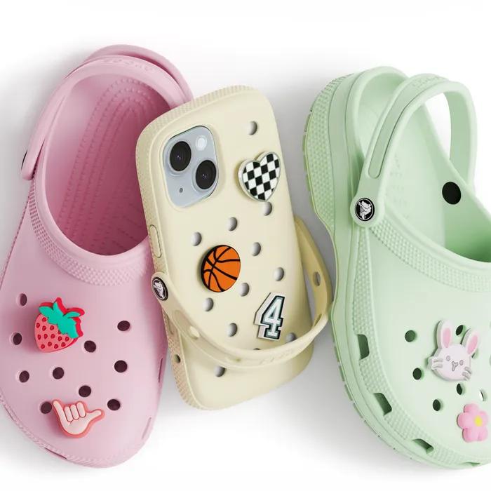 Crocs решили сыграть на непривычном для себя поле и выпустили чехлы для телефонов. Теперь владельцы iPhone и Samsung смогут одеть свои телефоны в кроксы | Сетка — социальная сеть от hh.ru