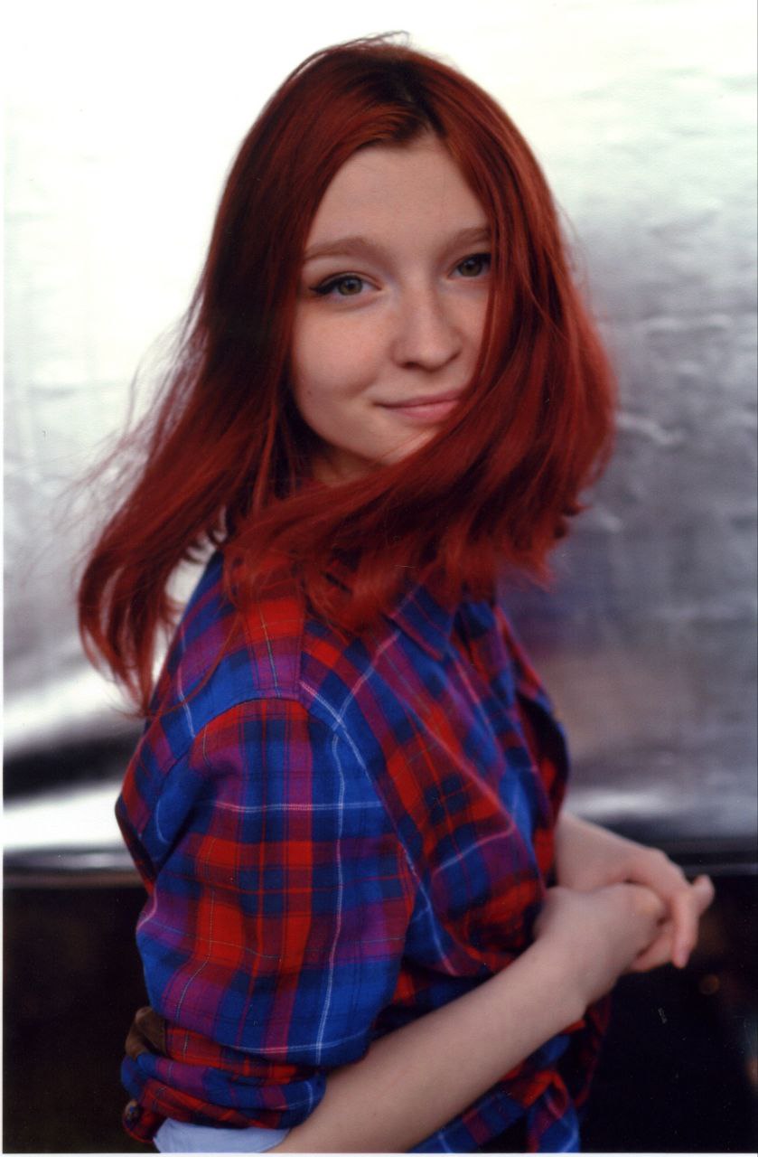 🌚 my red hair era appreciation 🖤
Олды помнят эру красных волос в универские годы (2015-2019)
Вообще я ходила так годами по простой причине: это был самый доступный способ ходить с ярким цветом волос | Сетка — социальная сеть от hh.ru