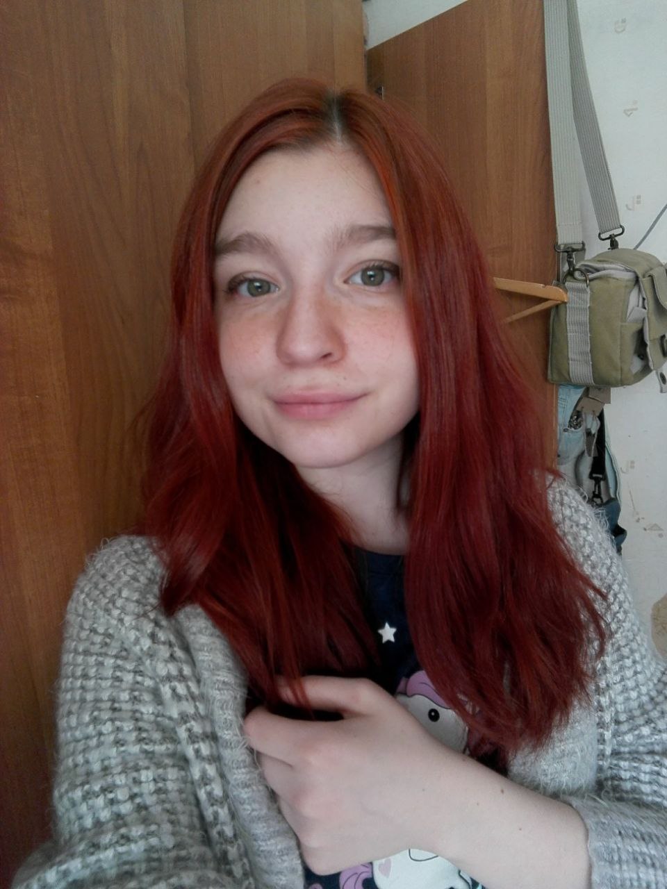 🌚 my red hair era appreciation 🖤
Олды помнят эру красных волос в универские годы (2015-2019)
Вообще я ходила так годами по простой причине: это был самый доступный способ ходить с ярким цветом волос | Сетка — социальная сеть от hh.ru