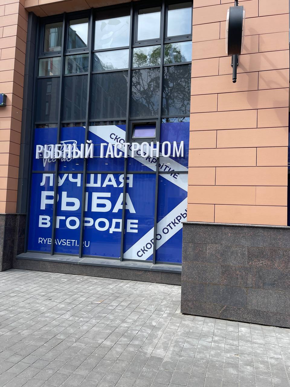 Как мы закрыли ВСЕ магазины
Ну на самом деле не все, а 3 из 4.
Три года назад, когда мы запускали розничное направление, мы выбрали стратегию быстрого масштабирования | Сетка — социальная сеть от hh.ru