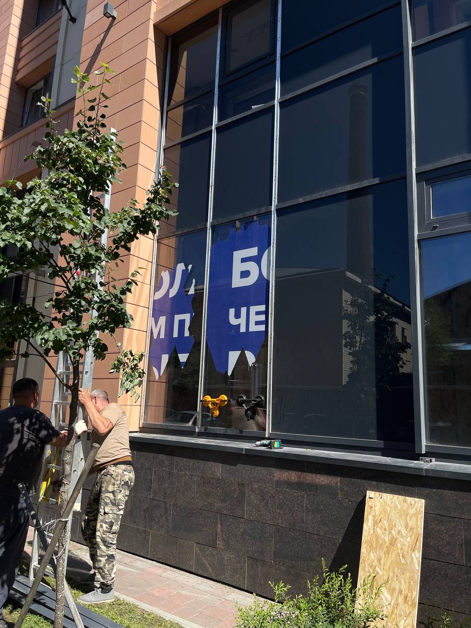 Как мы закрыли ВСЕ магазины
Ну на самом деле не все, а 3 из 4.
Три года назад, когда мы запускали розничное направление, мы выбрали стратегию быстрого масштабирования | Сетка — социальная сеть от hh.ru